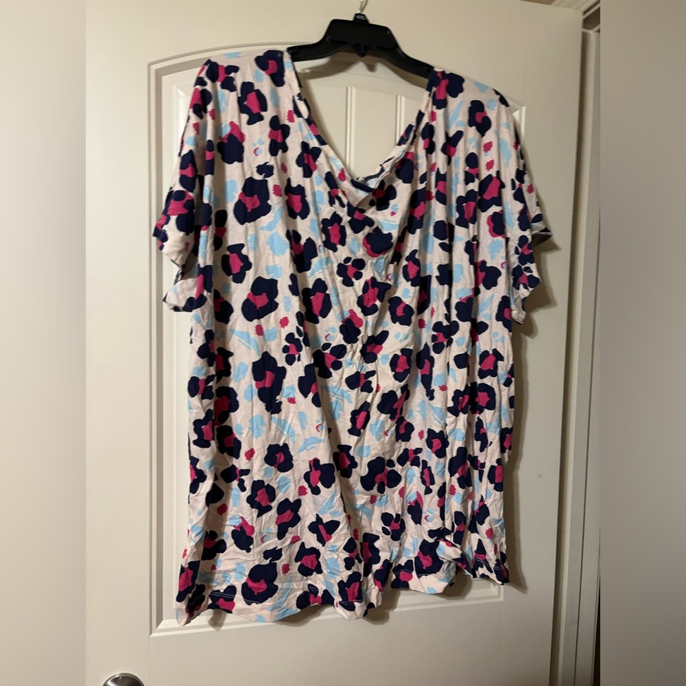 ASOS Design Curve Abstract Leopard Off Shoulder Sleep Tee - Picture 2 of 7